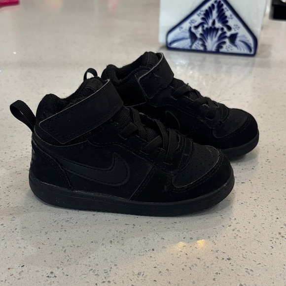 Nike Black on Black Court Borough Mid Size 7C - Picture 1 of 4